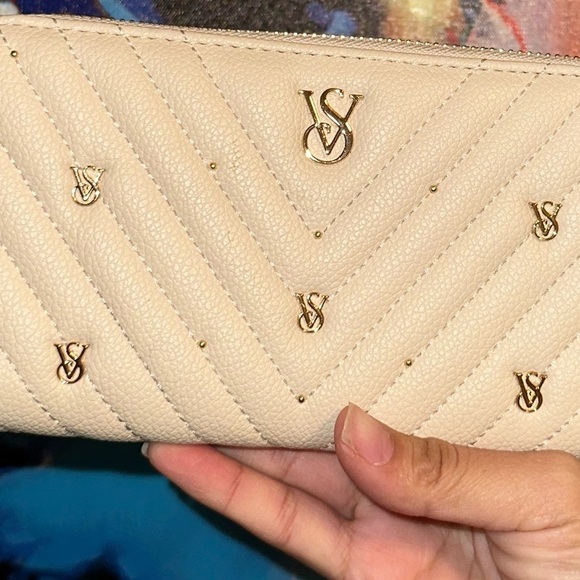 VS Cream Quilted Wallet - Picture 5 of 5